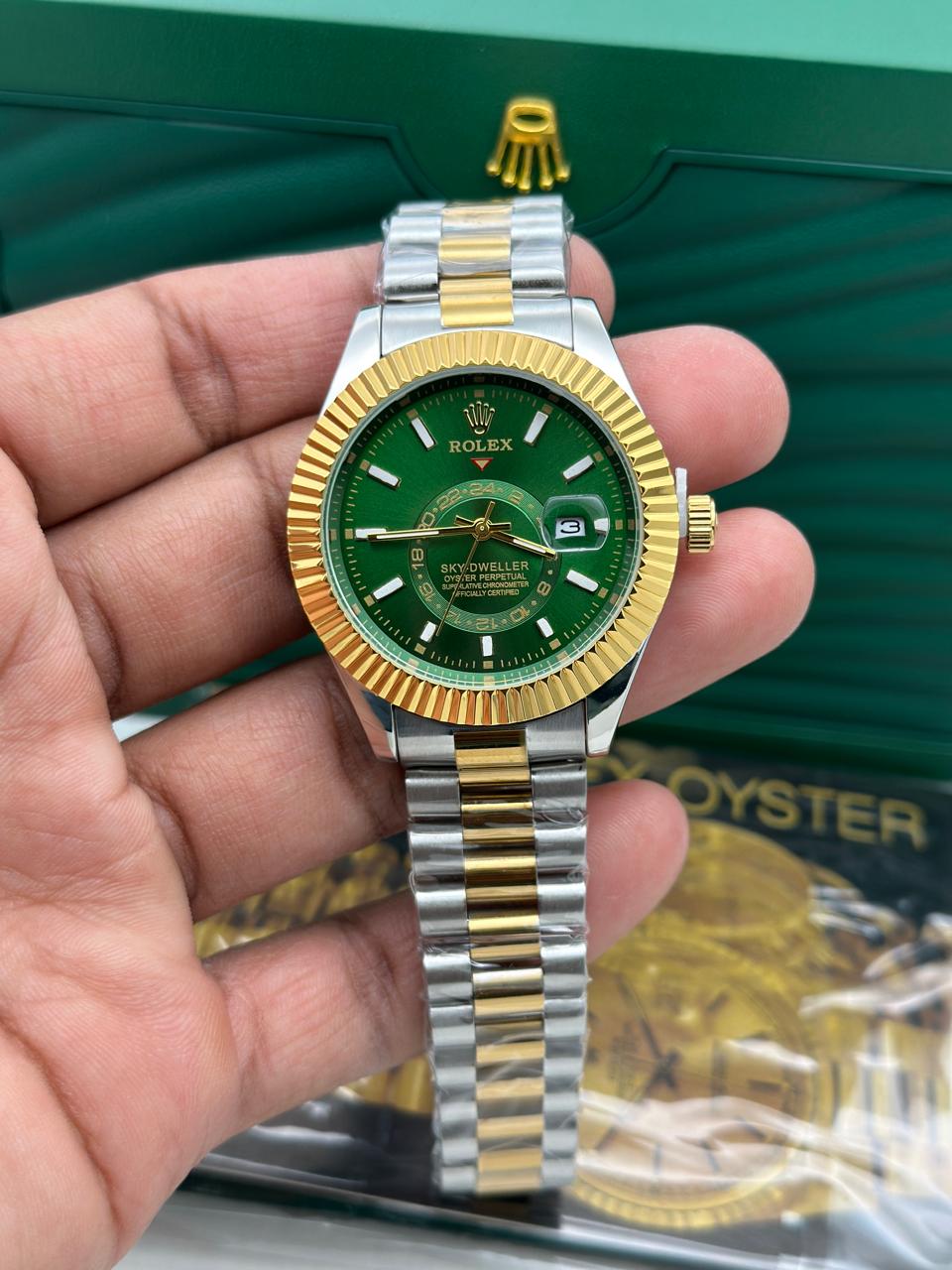 Strong Metal Body Analog Watch With Long Lasting Durability