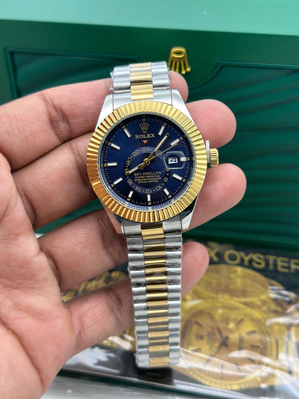 Blue Dial Classic Analog Watch With Bold Appearance