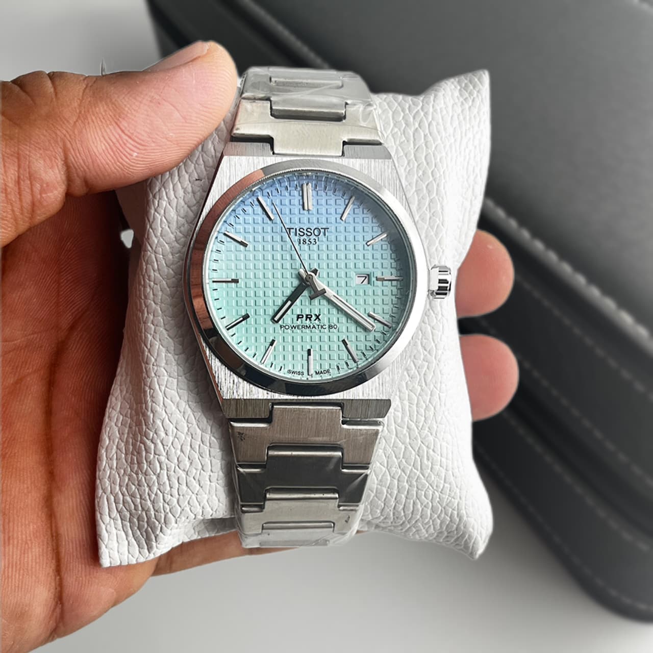 Elegant leather strap analog wrist watch for comfortable wear