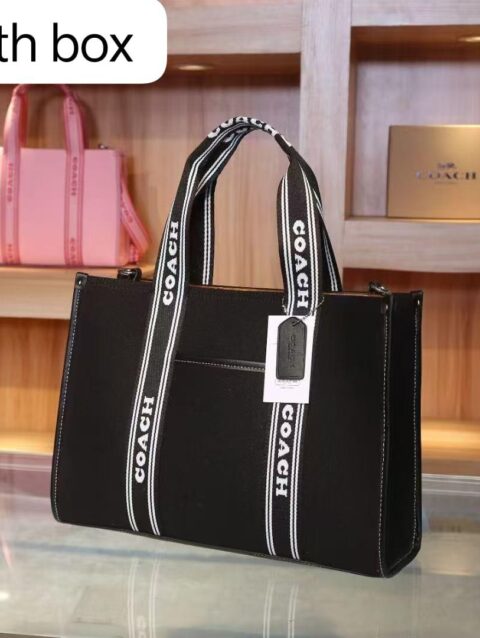 Classic Ladies Side Bag With Timeless Design